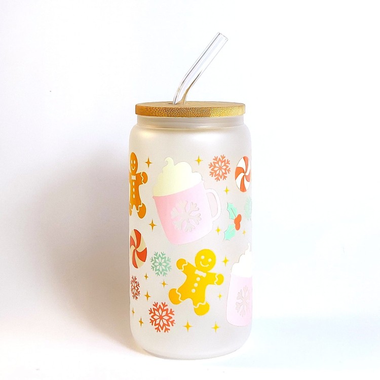 Świąteczny szklany kubek 550 ml na mlecznym szkle z bambusową pokrywką i słomką - pastelowe pierniczki różowe kubki z śmietaną śnieżynki - pocichutku.pl