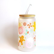 Świąteczny szklany kubek 550 ml na mlecznym szkle z bambusową pokrywką i słomką - pastelowe pierniczki różowe kubki z śmietaną śnieżynki - pocichutku.pl