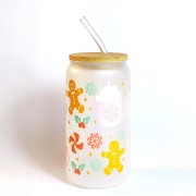 Świąteczny szklany kubek 550 ml na mlecznym szkle z bambusową pokrywką i słomką - pastelowe pierniczki różowe kubki z śmietaną śnieżynki - pocichutku.pl
