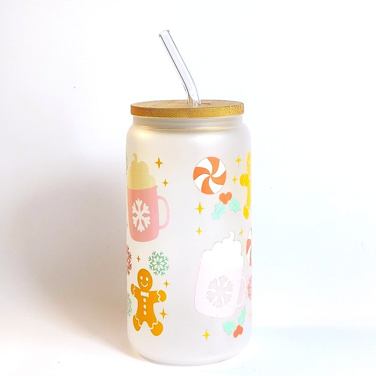 Świąteczny szklany kubek 550 ml na mlecznym szkle z bambusową pokrywką i słomką - pastelowe pierniczki różowe kubki z śmietaną śnieżynki - pocichutku.pl