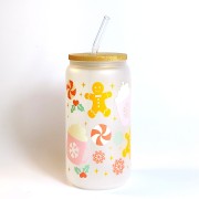 Świąteczny szklany kubek 550 ml na mlecznym szkle z bambusową pokrywką i słomką - pastelowe pierniczki różowe kubki z śmietaną śnieżynki - pocichutku.pl