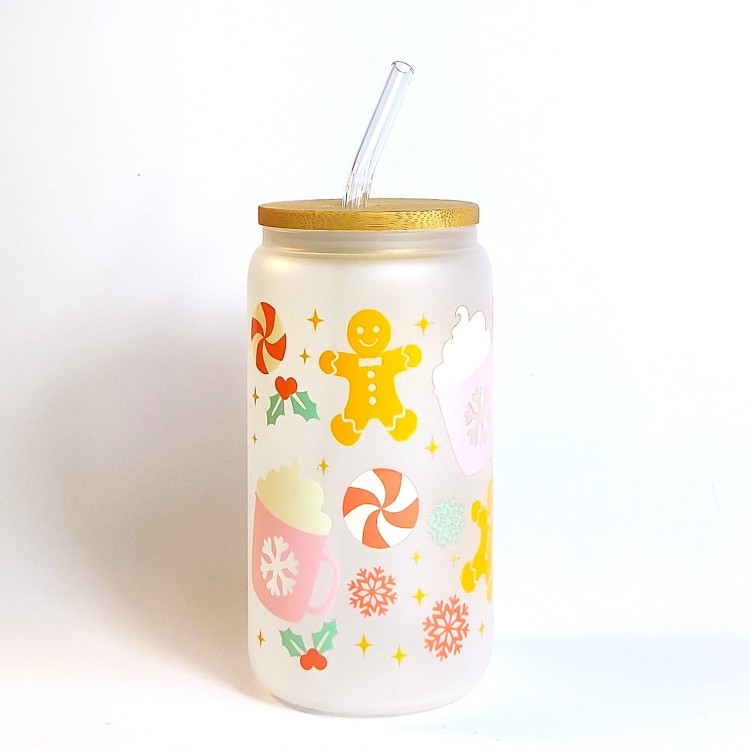 Świąteczny szklany kubek 550 ml na mlecznym szkle z bambusową pokrywką i słomką - pastelowe pierniczki różowe kubki z śmietaną śnieżynki - pocichutku.pl