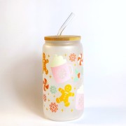 Świąteczny szklany kubek 550 ml na mlecznym szkle z bambusową pokrywką i słomką - pastelowe pierniczki różowe kubki z śmietaną śnieżynki - pocichutku.pl