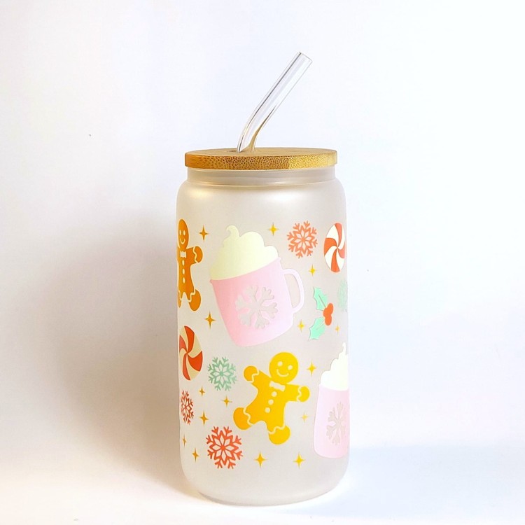 Świąteczny szklany kubek 550 ml na mlecznym szkle z bambusową pokrywką i słomką - pastelowe pierniczki różowe kubki z śmietaną śnieżynki - pocichutku.pl