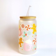 Świąteczny szklany kubek 550 ml na mlecznym szkle z bambusową pokrywką i słomką - pastelowe pierniczki różowe kubki z śmietaną śnieżynki - pocichutku.pl