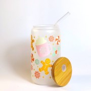 Świąteczny szklany kubek 550 ml na mlecznym szkle z bambusową pokrywką i słomką - pastelowe pierniczki różowe kubki z śmietaną śnieżynki - pocichutku.pl