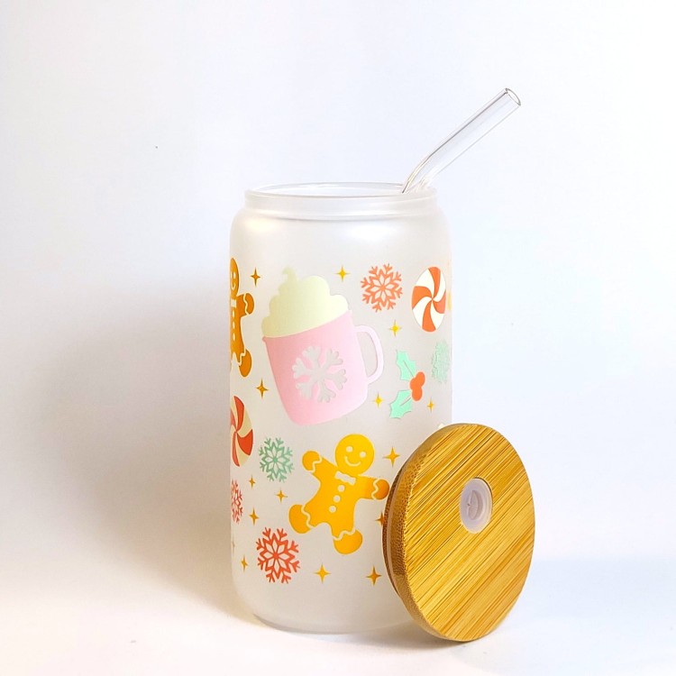 Świąteczny szklany kubek 550 ml na mlecznym szkle z bambusową pokrywką i słomką - pastelowe pierniczki różowe kubki z śmietaną śnieżynki - pocichutku.pl