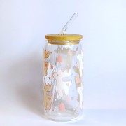 Świąteczny szklany kubek 550 ml z bambusową pokrywką i słomką - pastelowe renifery różowe śnieżynki - pocichutku.pl