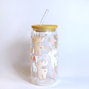 Świąteczny szklany kubek 550 ml z bambusową pokrywką i słomką - pastelowe renifery różowe śnieżynki - pocichutku.pl