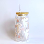 Świąteczny szklany kubek 550 ml z bambusową pokrywką i słomką - pastelowe renifery różowe śnieżynki - pocichutku.pl