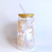 Świąteczny szklany kubek 550 ml z bambusową pokrywką i słomką - pastelowe renifery różowe śnieżynki - pocichutku.pl