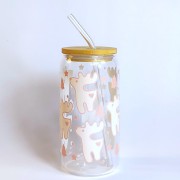 Świąteczny szklany kubek 550 ml z bambusową pokrywką i słomką - pastelowe renifery różowe śnieżynki - pocichutku.pl