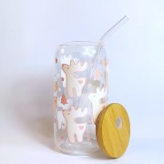 Świąteczny szklany kubek 550 ml z bambusową pokrywką i słomką - pastelowe renifery różowe śnieżynki - pocichutku.pl