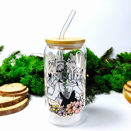 Szklany kubek 550 ml z pokrywką bambusową i słomką - mama z dwoma córeczkami na rękach (obrysy) napis mama po obu stronach postaci na pomarańczowym tle - pocichutku.pl