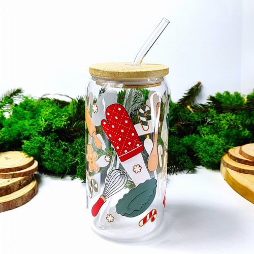 Szklany kubek 550 ml z bambusową pokrywką i słomką - upieczmy coś z akcesoriami do pieczenia rękawice kuchenne pierniczki trzepaczka zielono-czerwony - pocichutku.pl