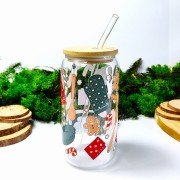 Szklany kubek 550 ml z bambusową pokrywką i słomką - upieczmy coś z akcesoriami do pieczenia rękawice kuchenne pierniczki trzepaczka zielono-czerwony - pocichutku.pl