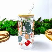 Szklany kubek 550 ml z bambusową pokrywką i słomką - upieczmy coś z akcesoriami do pieczenia rękawice kuchenne pierniczki trzepaczka zielono-czerwony - pocichutku.pl