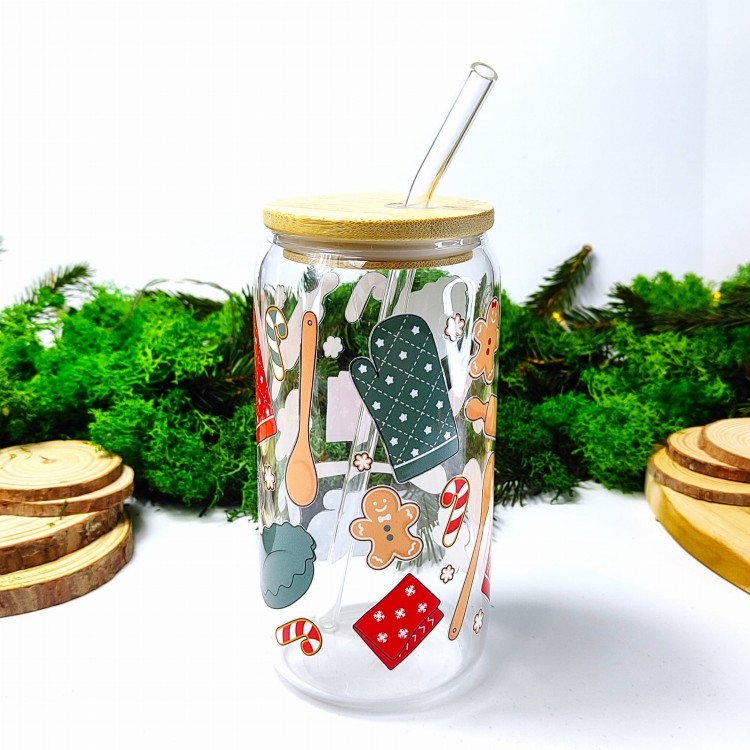 Szklany kubek 550 ml z bambusową pokrywką i słomką - upieczmy coś z akcesoriami do pieczenia rękawice kuchenne pierniczki trzepaczka zielono-czerwony - pocichutku.pl