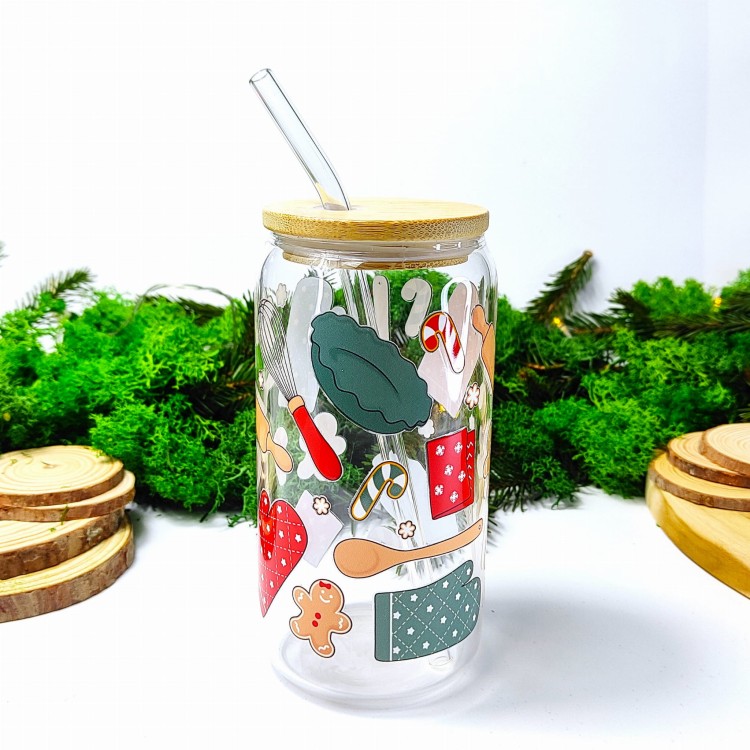 Szklany kubek 550 ml z bambusową pokrywką i słomką - upieczmy coś z akcesoriami do pieczenia rękawice kuchenne pierniczki trzepaczka zielono-czerwony - pocichutku.pl