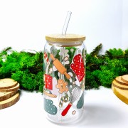Szklany kubek 550 ml z bambusową pokrywką i słomką - upieczmy coś z akcesoriami do pieczenia rękawice kuchenne pierniczki trzepaczka zielono-czerwony - pocichutku.pl