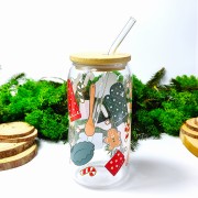Szklany kubek 550 ml z bambusową pokrywką i słomką - upieczmy coś z akcesoriami do pieczenia rękawice kuchenne pierniczki trzepaczka zielono-czerwony - pocichutku.pl