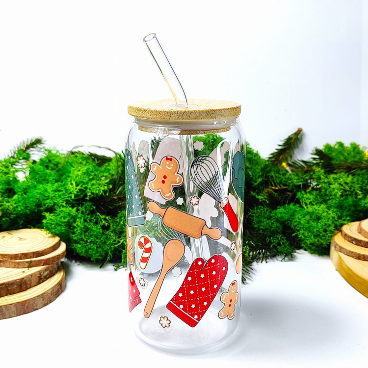 Szklany kubek 550 ml z bambusową pokrywką i słomką - upieczmy coś z akcesoriami do pieczenia rękawice kuchenne pierniczki trzepaczka zielono-czerwony - pocichutku.pl