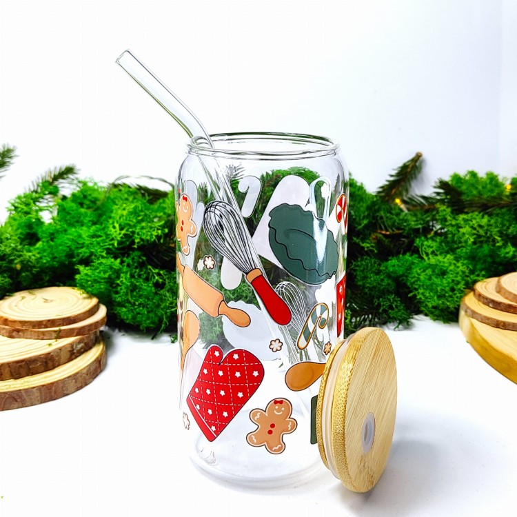 Szklany kubek 550 ml z bambusową pokrywką i słomką - upieczmy coś z akcesoriami do pieczenia rękawice kuchenne pierniczki trzepaczka zielono-czerwony - pocichutku.pl