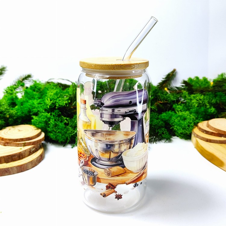 Szklany kubek 550 ml z bambusową pokrywką i słomką - słodkie wypieki z dużym robotem kuchennym i słodkościami wokół jak ciasto naleśniki ciasteczka - pocichutku.pl