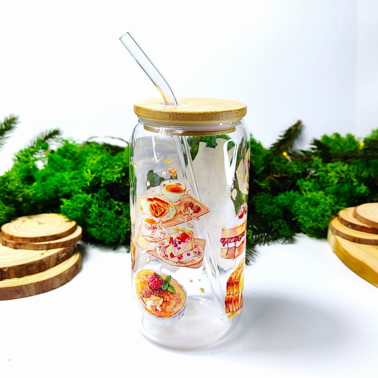 Szklany kubek 550 ml z bambusową pokrywką i słomką - słodkie wypieki z dużym robotem kuchennym i słodkościami wokół jak ciasto naleśniki ciasteczka - pocichutku.pl