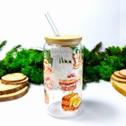 Szklany kubek 550 ml z bambusową pokrywką i słomką - słodkie wypieki z dużym robotem kuchennym i słodkościami wokół jak ciasto naleśniki ciasteczka - pocichutku.pl