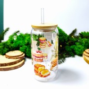Szklany kubek 550 ml z bambusową pokrywką i słomką - słodkie wypieki z dużym robotem kuchennym i słodkościami wokół jak ciasto naleśniki ciasteczka - pocichutku.pl