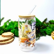 Szklany kubek 550 ml z bambusową pokrywką i słomką - słodkie wypieki z dużym robotem kuchennym i słodkościami wokół jak ciasto naleśniki ciasteczka - pocichutku.pl