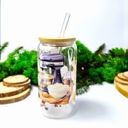 Szklany kubek 550 ml z bambusową pokrywką i słomką - słodkie wypieki z dużym robotem kuchennym i słodkościami wokół jak ciasto naleśniki ciasteczka - pocichutku.pl