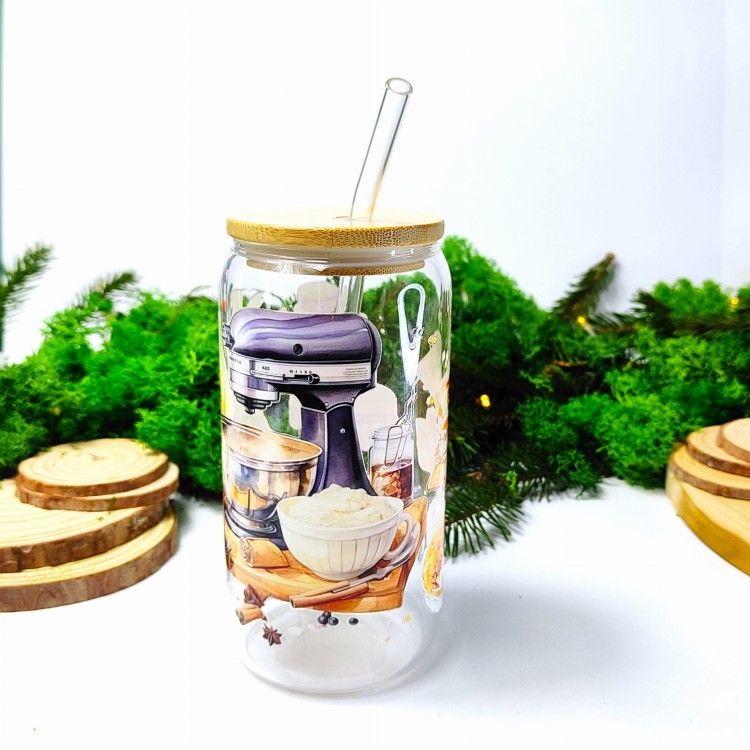 Szklany kubek 550 ml z bambusową pokrywką i słomką - słodkie wypieki z dużym robotem kuchennym i słodkościami wokół jak ciasto naleśniki ciasteczka - pocichutku.pl