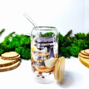 Szklany kubek 550 ml z bambusową pokrywką i słomką - słodkie wypieki z dużym robotem kuchennym i słodkościami wokół jak ciasto naleśniki ciasteczka - pocichutku.pl