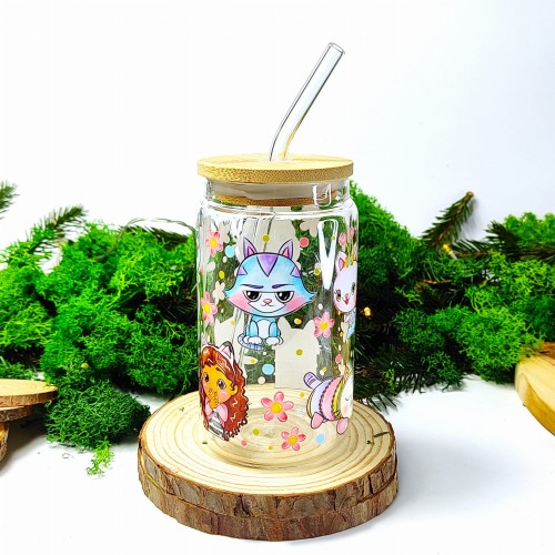 Szklany kubek 350 ml z bambusową pokrywką i słomką - grafika inspirowana bajką "Koci domek Gabi" w pastelowych kolorach - pocichutku.pl