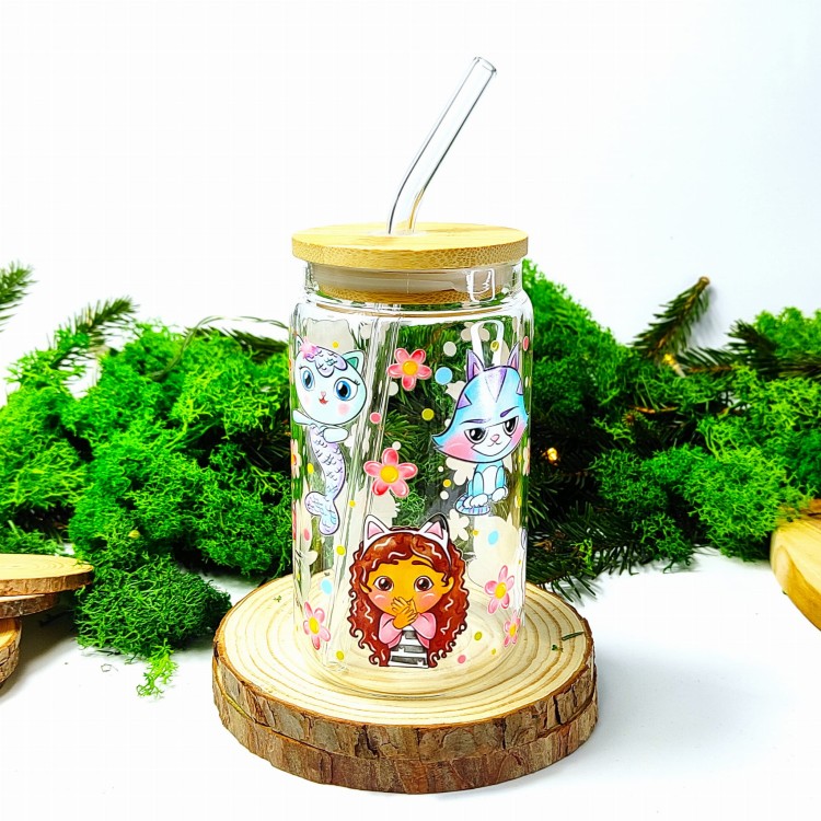Szklany kubek 350 ml z bambusową pokrywką i słomką - grafika inspirowana bajką "Koci domek Gabi" w pastelowych kolorach - pocichutku.pl