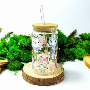 Szklany kubek 350 ml z bambusową pokrywką i słomką - grafika inspirowana bajką "Koci domek Gabi" w pastelowych kolorach - pocichutku.pl