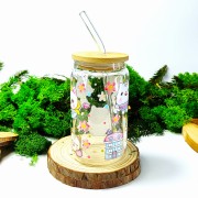 Szklany kubek 350 ml z bambusową pokrywką i słomką - grafika inspirowana bajką "Koci domek Gabi" w pastelowych kolorach - pocichutku.pl
