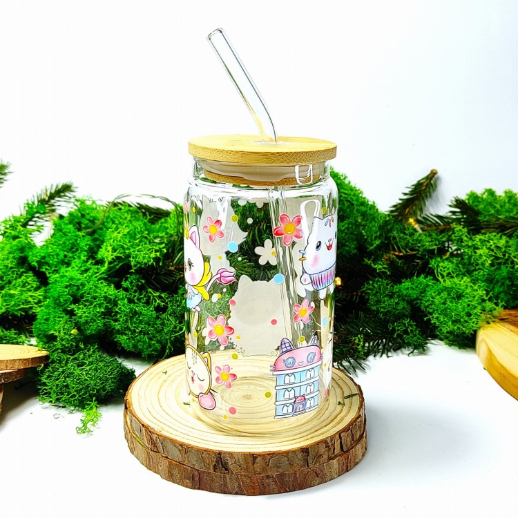 Szklany kubek 350 ml z bambusową pokrywką i słomką - grafika inspirowana bajką "Koci domek Gabi" w pastelowych kolorach - pocichutku.pl