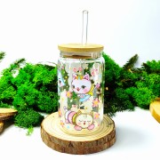 Szklany kubek 350 ml z bambusową pokrywką i słomką - grafika inspirowana bajką "Koci domek Gabi" w pastelowych kolorach - pocichutku.pl