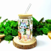 Szklany kubek 350 ml z bambusową pokrywką i słomką - grafika inspirowana bajką "Koci domek Gabi" w pastelowych kolorach - pocichutku.pl