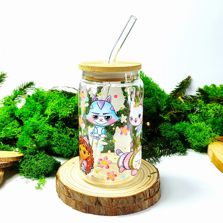 Szklany kubek 350 ml z bambusową pokrywką i słomką - grafika inspirowana bajką "Koci domek Gabi" w pastelowych kolorach - pocichutku.pl