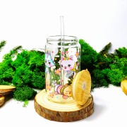 Szklany kubek 350 ml z bambusową pokrywką i słomką - grafika inspirowana bajką "Koci domek Gabi" w pastelowych kolorach - pocichutku.pl