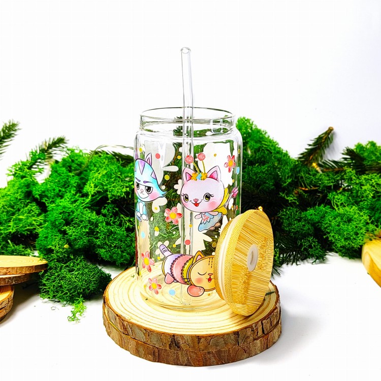 Szklany kubek 350 ml z bambusową pokrywką i słomką - grafika inspirowana bajką "Koci domek Gabi" w pastelowych kolorach - pocichutku.pl