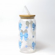 Szklanka 550 ml z bambusową pokrywką i słomką - OUTLET jedna z błękitnych wstążek jest rozerwana - pocichutku.pl