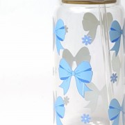 Szklanka 550 ml z bambusową pokrywką i słomką - OUTLET jedna z błękitnych wstążek jest rozerwana - pocichutku.pl