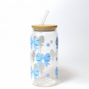 Szklanka 550 ml z bambusową pokrywką i słomką - OUTLET jedna z błękitnych wstążek jest rozerwana - pocichutku.pl