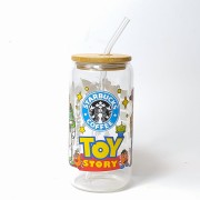 Szklany kubek 550 ml z bambusową pokrywką i słomką - Toy Story z postaciami z bajki i akcentami kubka rodem z kawiarni - pocichutku.pl