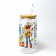 Szklany kubek 550 ml z bambusową pokrywką i słomką - Toy Story z postaciami z bajki i akcentami kubka rodem z kawiarni - pocichutku.pl